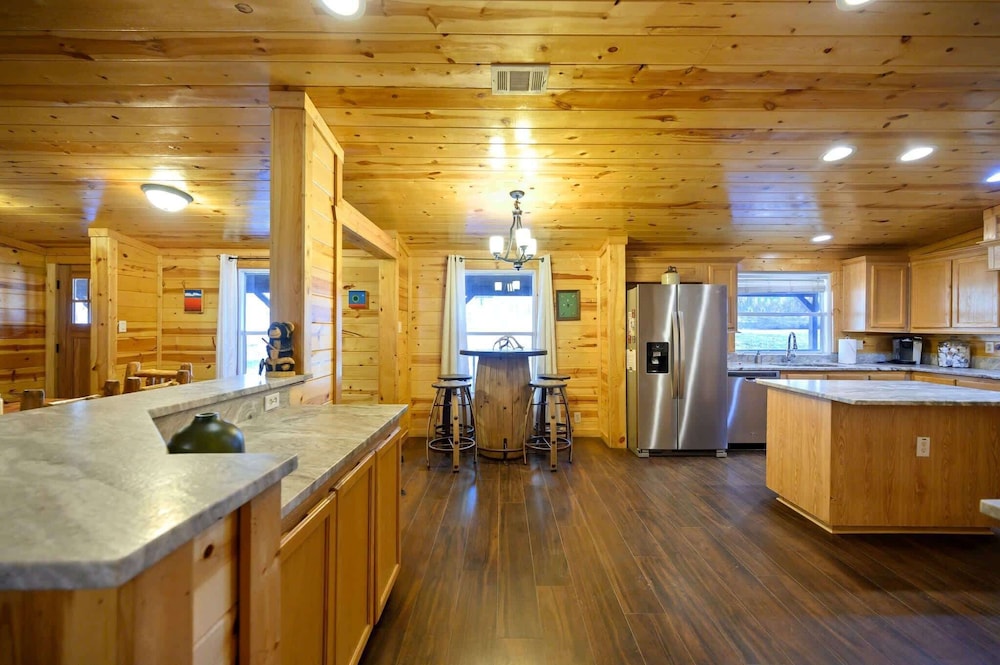Outlaw Rose Cabin for 8!
