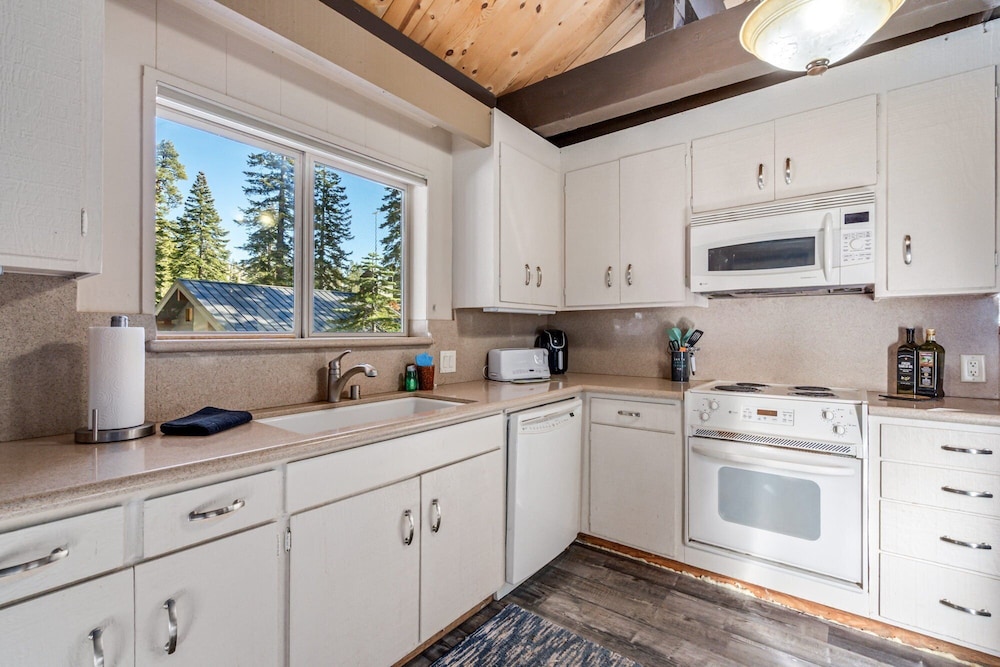 Awesome House Above The Lake/pets Welcome 2 Bedroom Home by Bear Valley Vacation Rentals