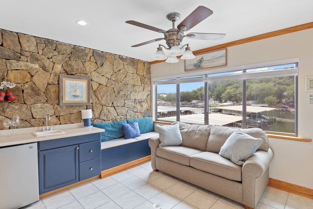 Stunning Lake Views, Pools, Wildlife, Pet-friendly