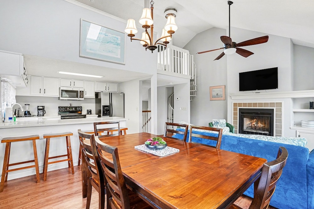 6F Cumberland - split level, 2 bedroom villa, full access!! 2 Condo