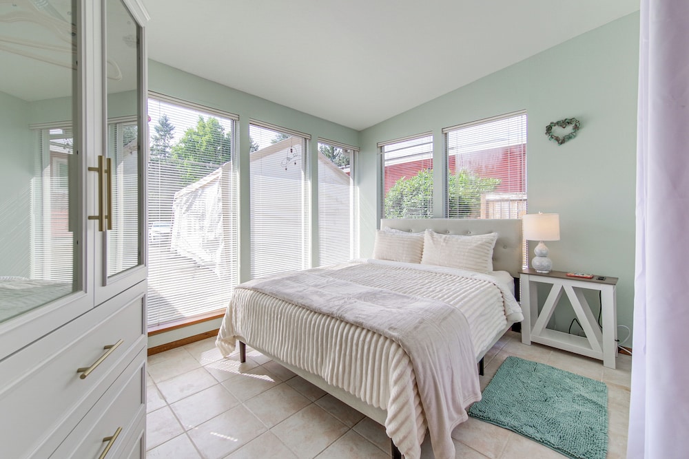 < 1 Mi to Lake Washington: Peaceful Apt in Kenmore