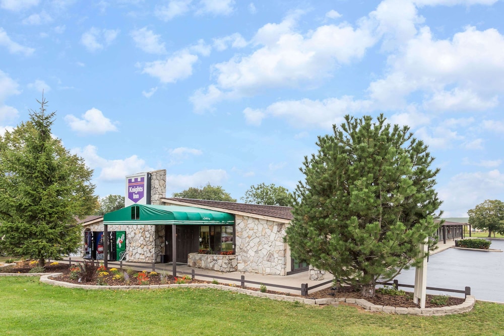 Mount Pleasant Vacations - Knights Inn Racine - Property Image 11