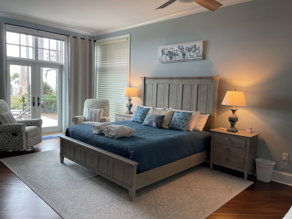 Luxury, Stunning 6 Bedroom Home with Saltwater Pool on the Beach