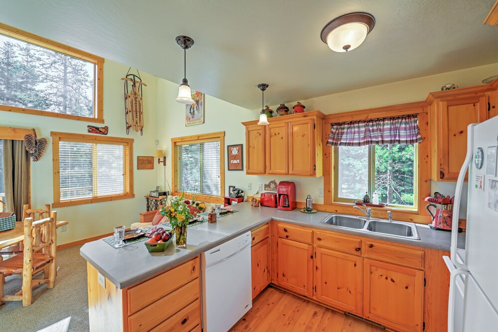 Klamath Falls Vacations - Bright Klamath Falls Cabin w/ Deck Mtn Views! - Property Image 2