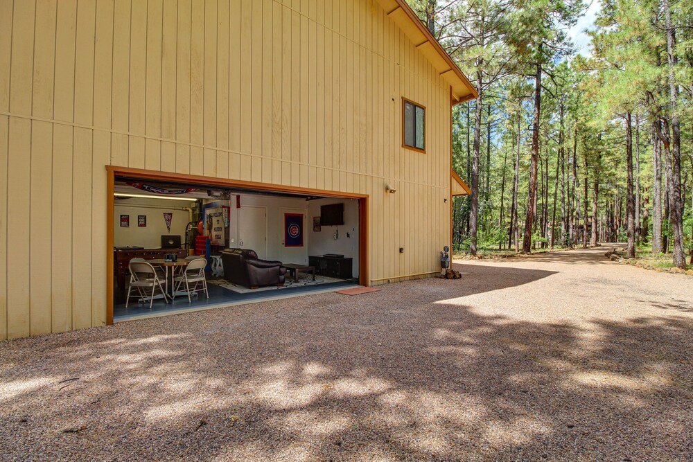 Game Room, Fire Pit, Deck: Remodeled Pinetop Cabin