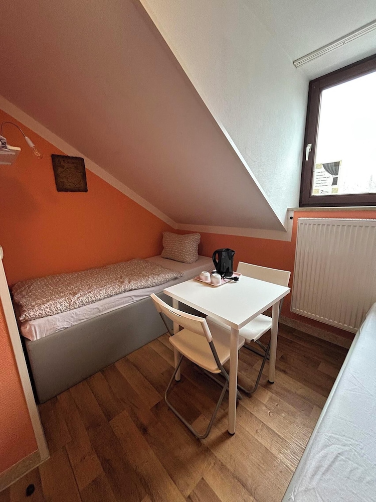 2-Rent Group Hostel Rooms AUB162
