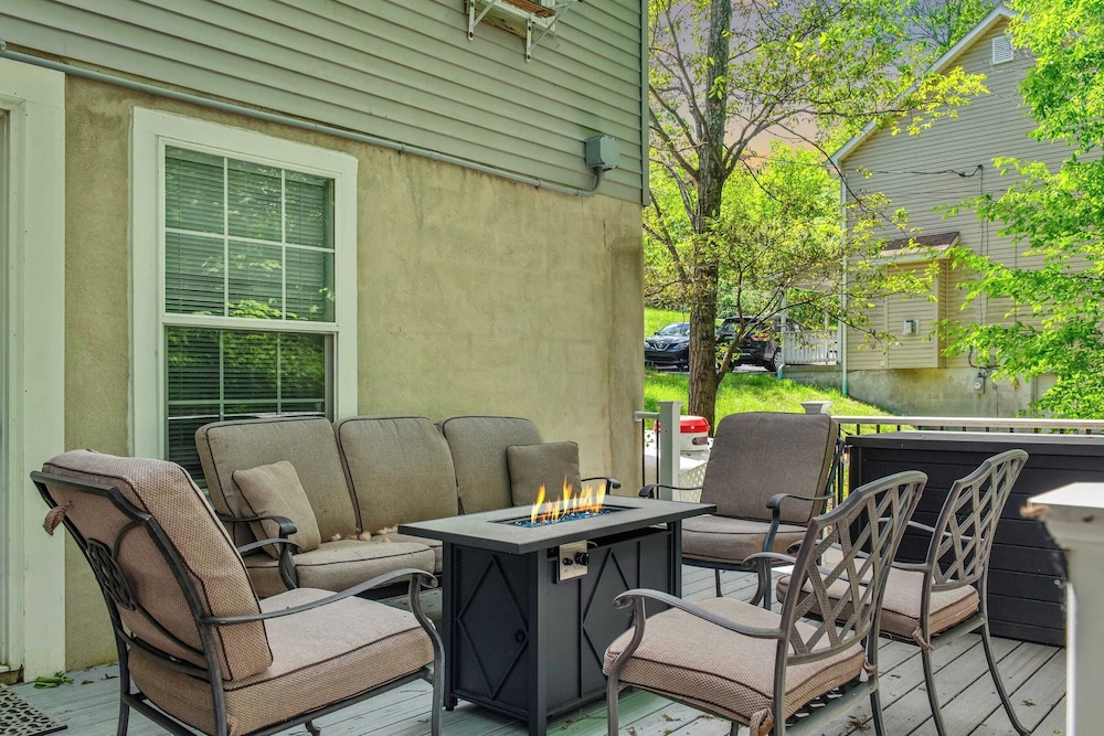 Lakeview Retreat w/ Kayaks, Game Room, Firepits Gated Community w/ Lake + Beach Access