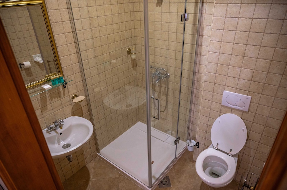 Amoret Apartments