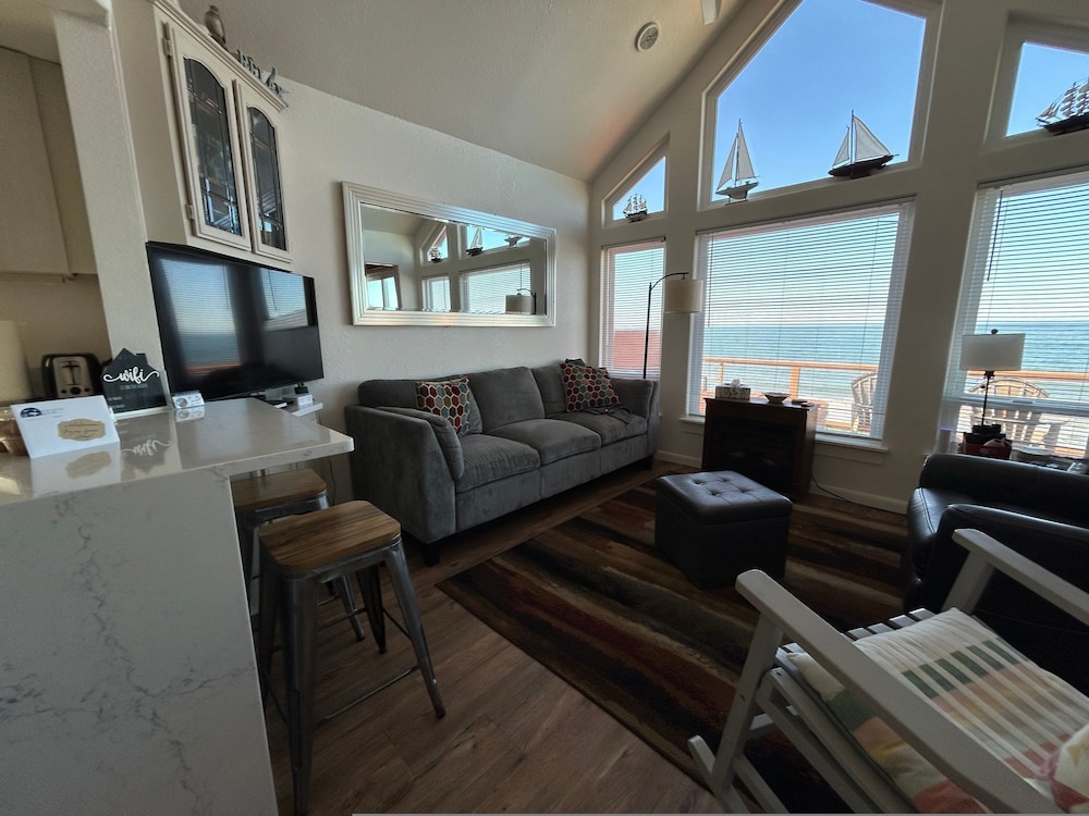 Oceanfront Cabin 10 Jacuzzi Breathtaking Views
