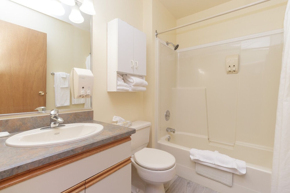The Cedarwood Inn & Suites
