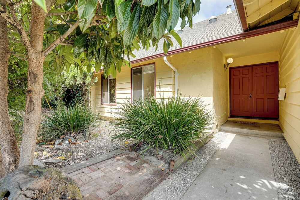 Near Golf, Trails & Parks: Lush Pinole Retreat