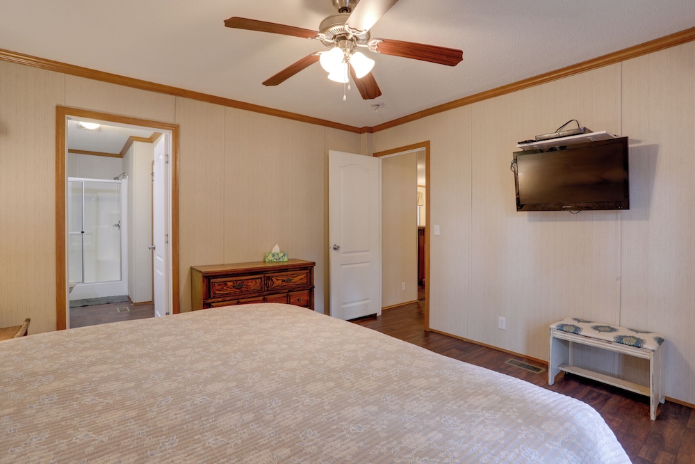 Greers Ferry Lake Access: Cabin w/ Boat Slip!