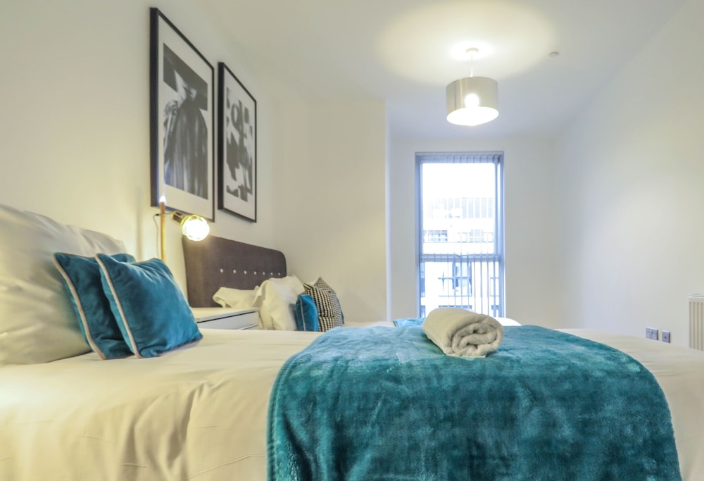 Tudors eSuites Birmingham Canalside Apartments view 2