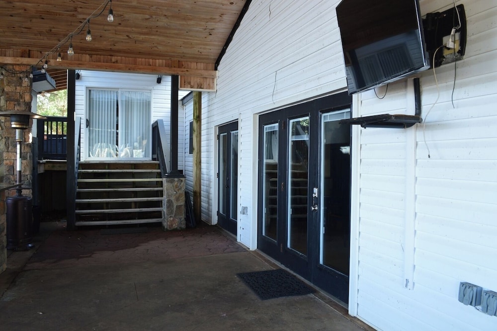 5 BR House Lake Retreat w/ Hot Tub, Sleeps 12