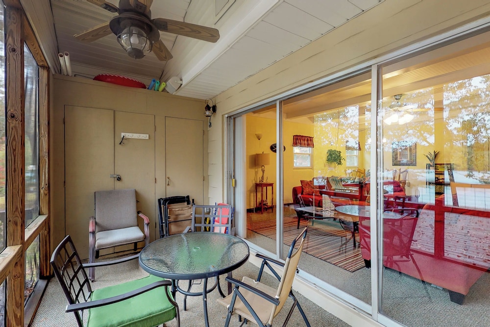 2BR Lakefront Lake Murray Home w/ Dock & Deck