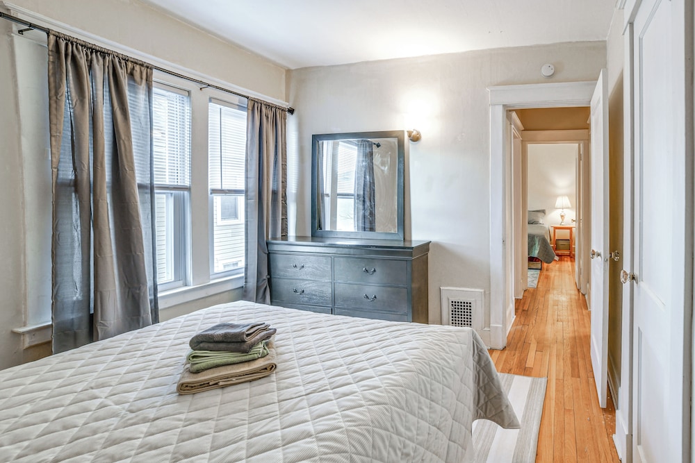 1 Mi to Dtwn Binghamton: Apt w/ Covered Balcony!