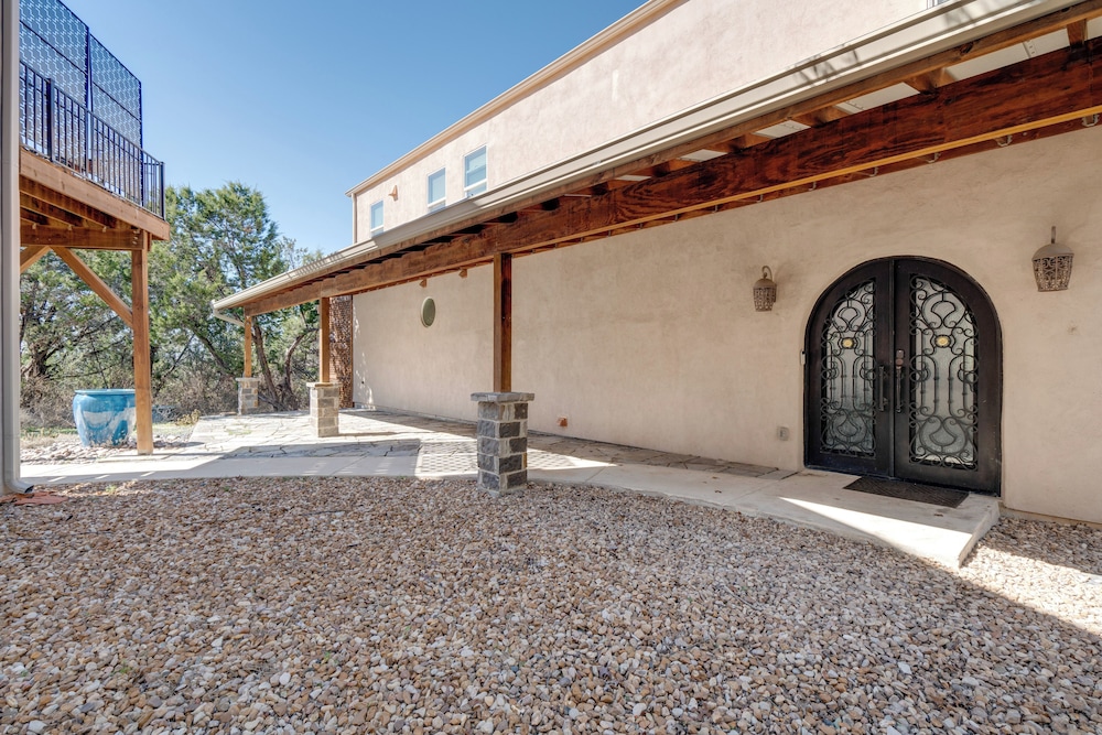 Near Lake Travis & Marina: Modern Austin Getaway!