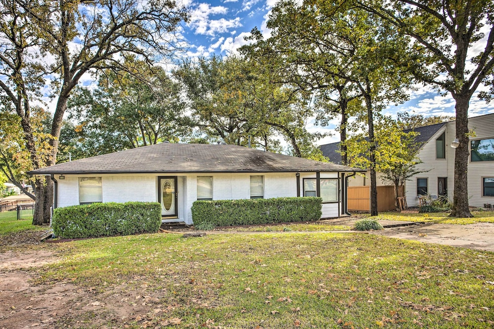 Cedar Creek Lake Home: Private Dock & Hot Tub view 4