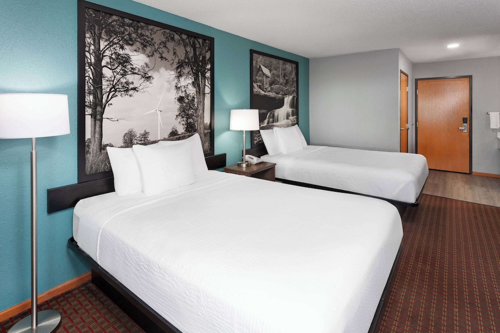 Super 8 by Wyndham McHenry/Fox Lake Area - Property Image 18
