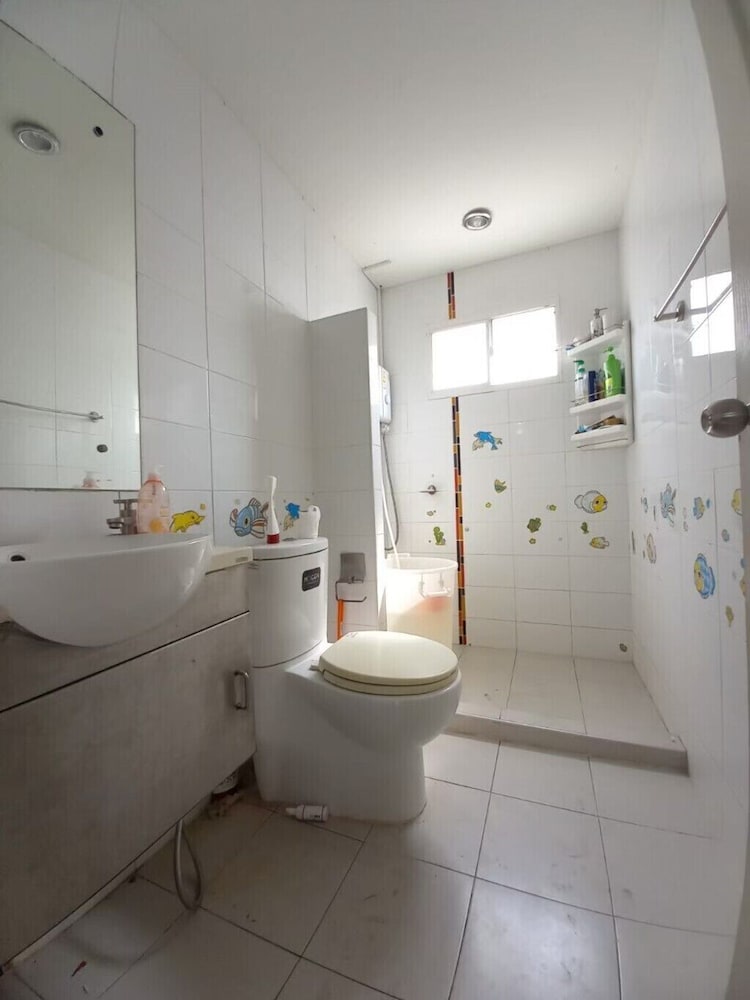 Spacious Entire House With Shared Fitness Room and Shared Indoor Pool in Club
