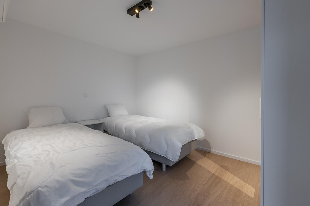 Newly Built Holiday Home for 6 People by the sea