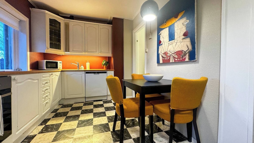 Cozy 2BR Apartment With Parking