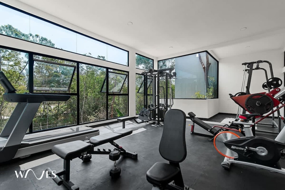 Spacious Loft w Garden View Pool Jacuzzi GYM