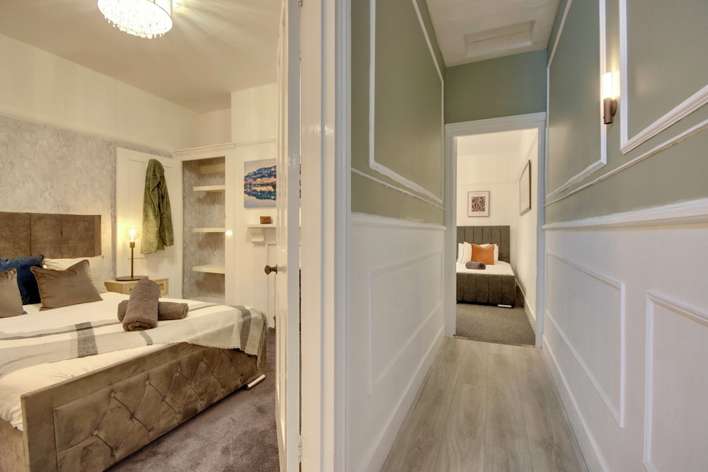 Southsea 4BR Getaway with Private Yard