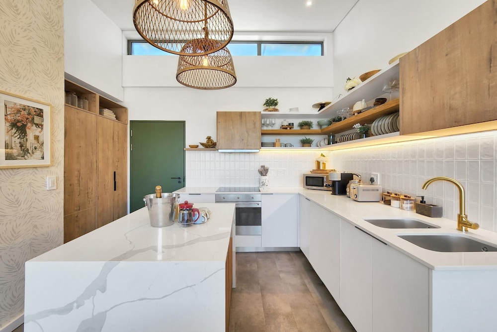 Chic Rooftop Apartment by the Sea 6onn Sea Point