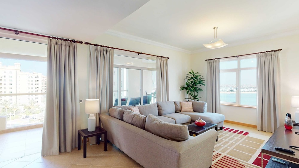 Al Dabas Beach Views 3BD Sleeps 6 Beachfront Beach Pool Access
