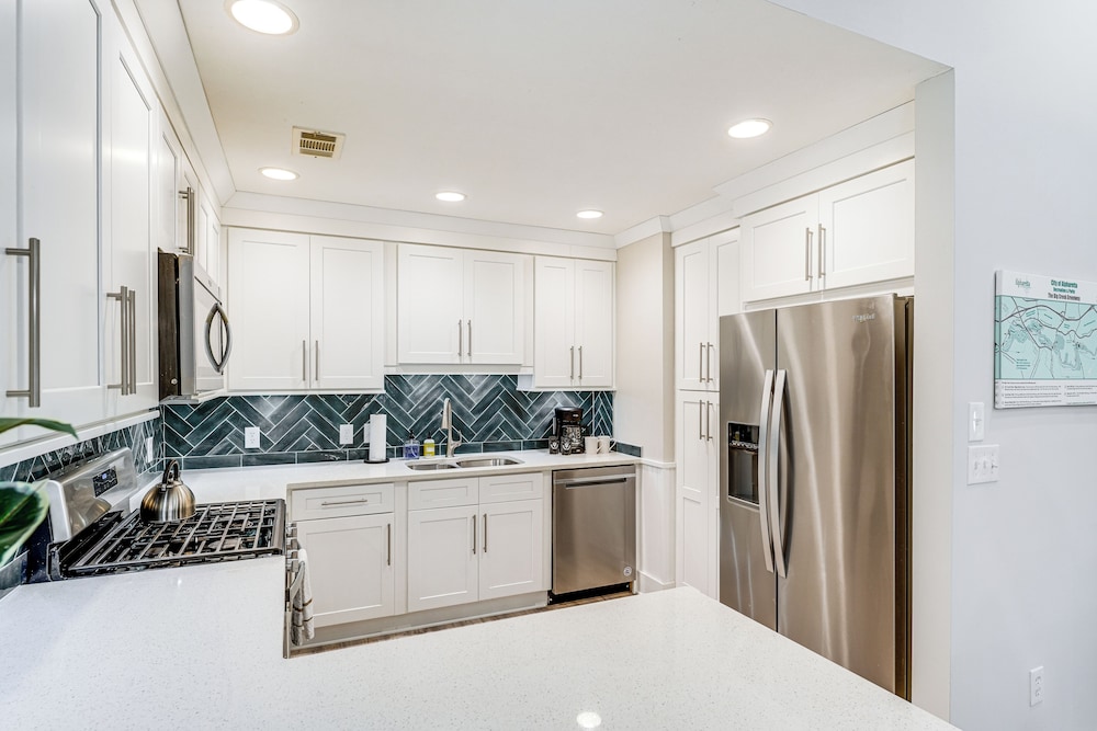< 2 Mi to Dtwn Alpharetta: Home w/ Screened Porch!