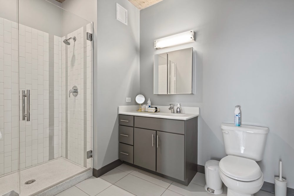 Loop City Views 2BR Apt Near Riverwalk
