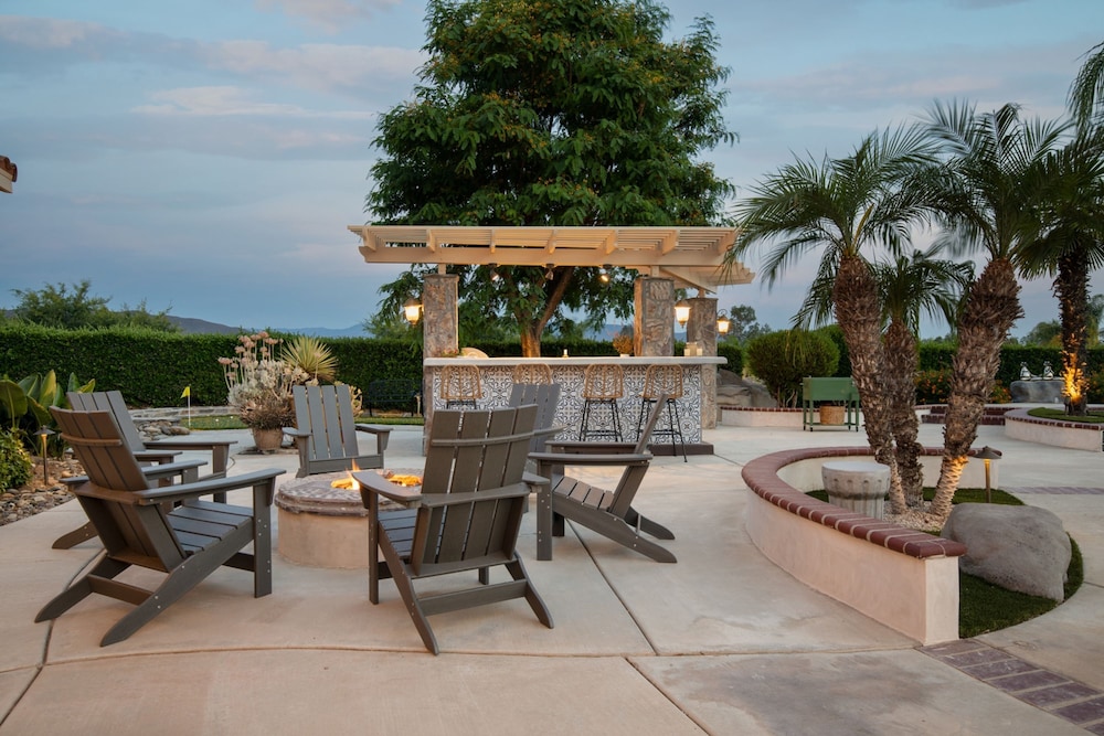 Villa Verdot by Avantstay Spectacular 6 BR Estate w Pool Hot Tub Tennis B-ball Courts