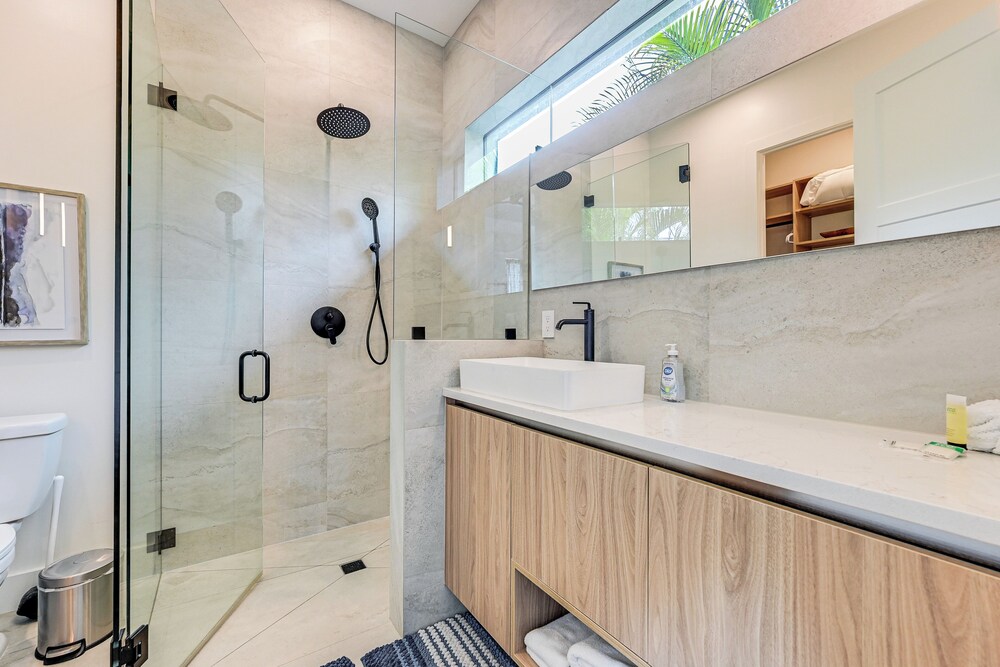 Luxe Outdoor Living: Naples Getaway 2 Mi to Beach!