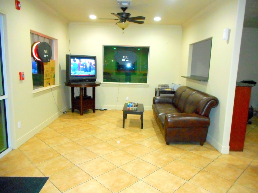 Victoria Vacations - Crossroads Inn  Suites - Property Image 2