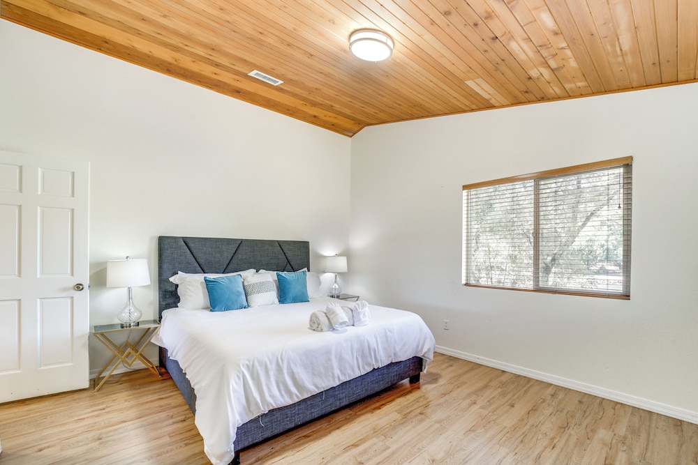 Castle Rock Views: Sedona Retreat w/ Hot Tub!