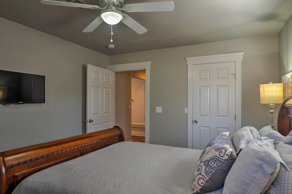 Cozy Home Blocks to Georgetown Square & SU! view 2