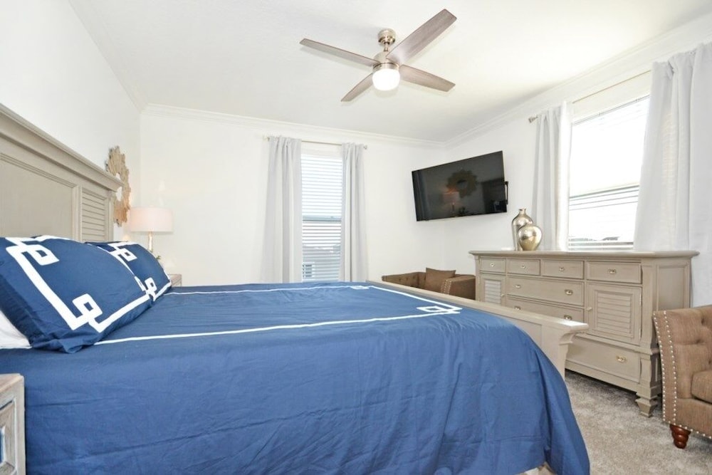 Champions Retreat 5 Bedroom Home by RedAwning