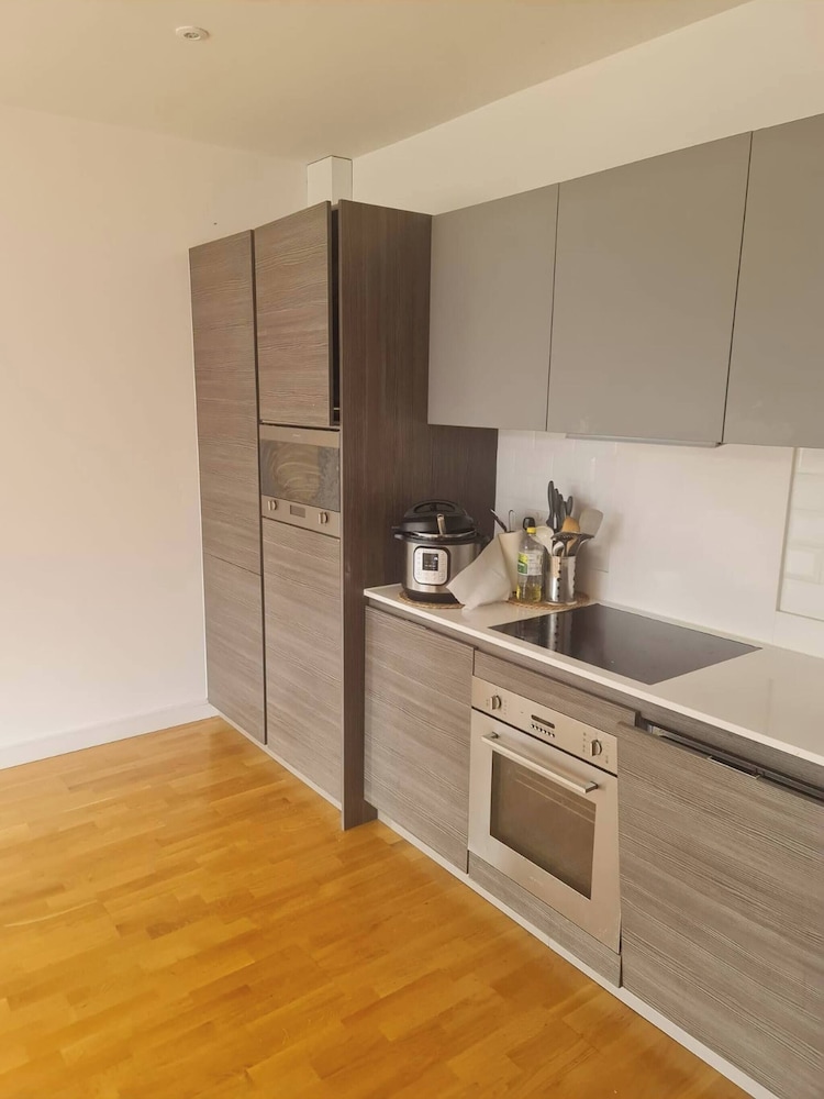 2 Beds Flat Centrally Located 2 Mins From Station