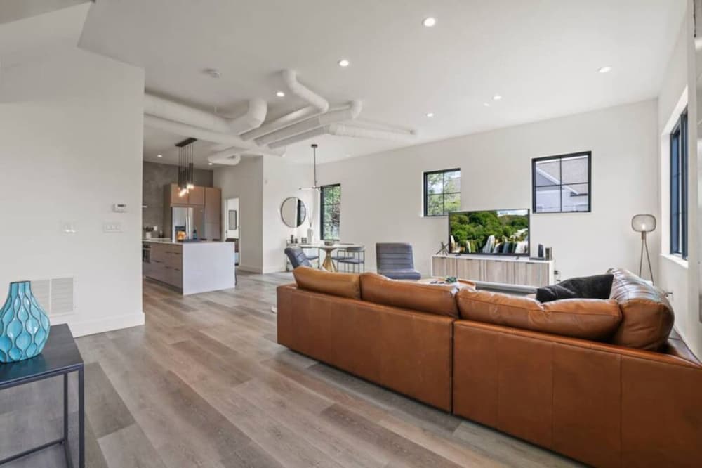 Work Of Art -3 Bedroom Elegant Townhome-columbus
