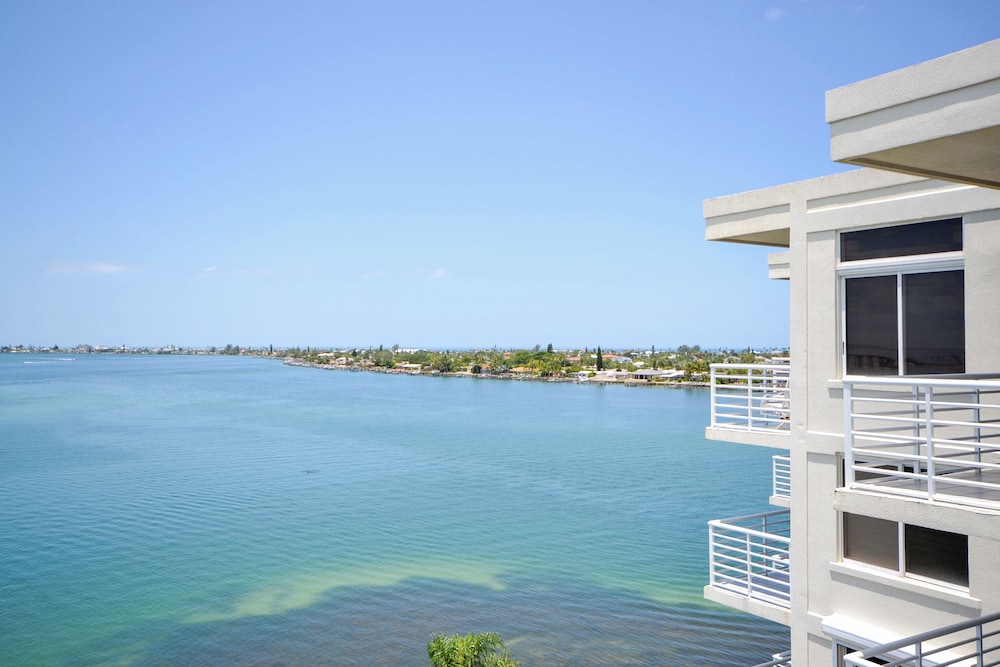 Bahia Vista 17-881 by Distinctive Beach Rentals