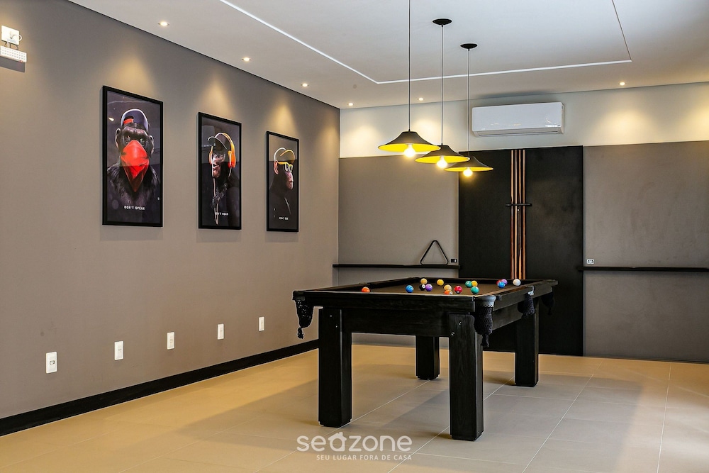 Modern Studio w/ Family in English Sti105