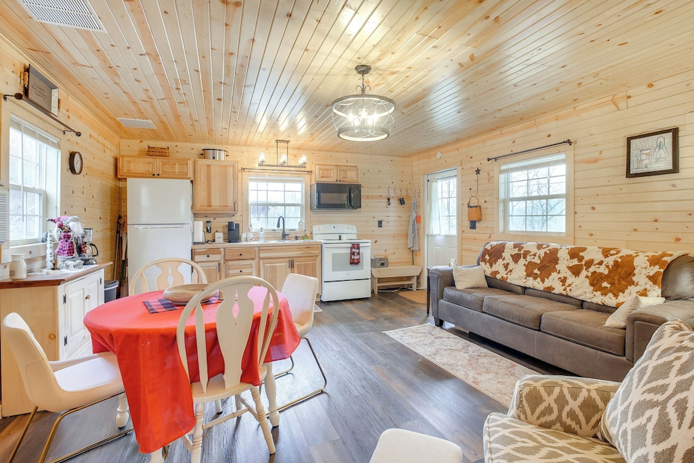 On 40 Acres: Charming Cabin in Zanesville!