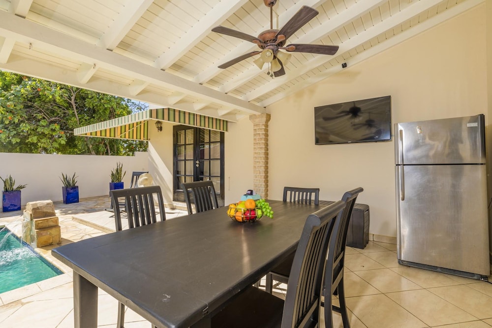 Luxurious Haven in the Heart of the Island Pool