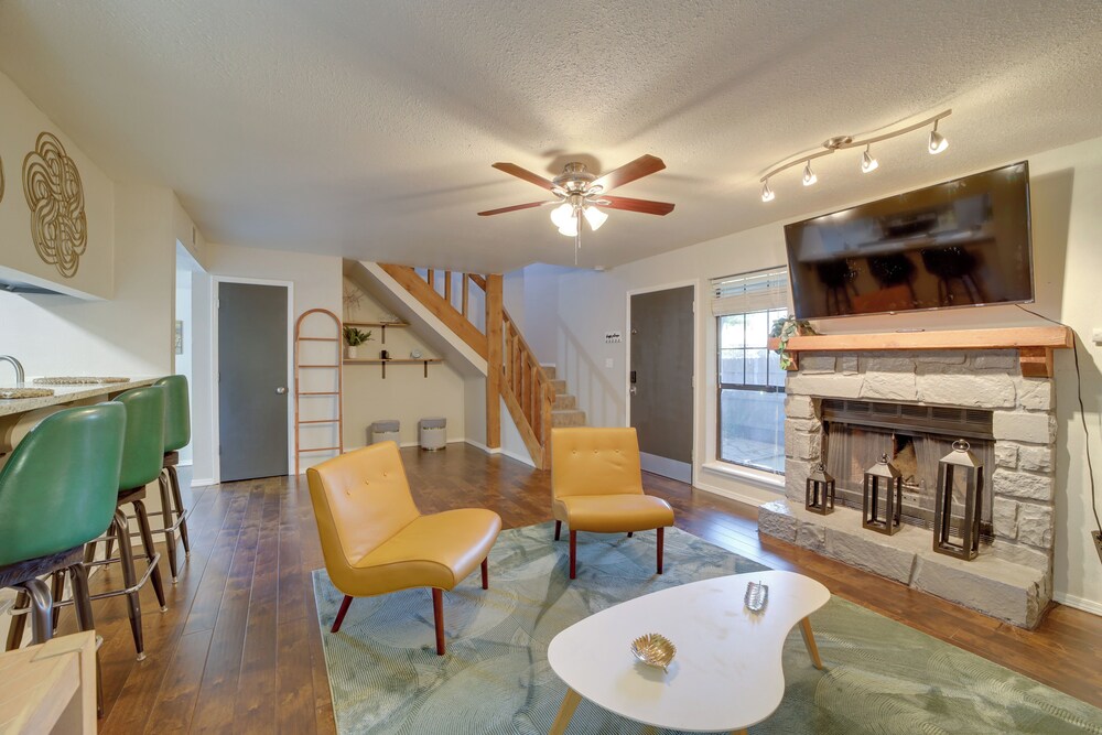 10 Mi to Dtwn Tulsa: Condo w/ Pool Access!