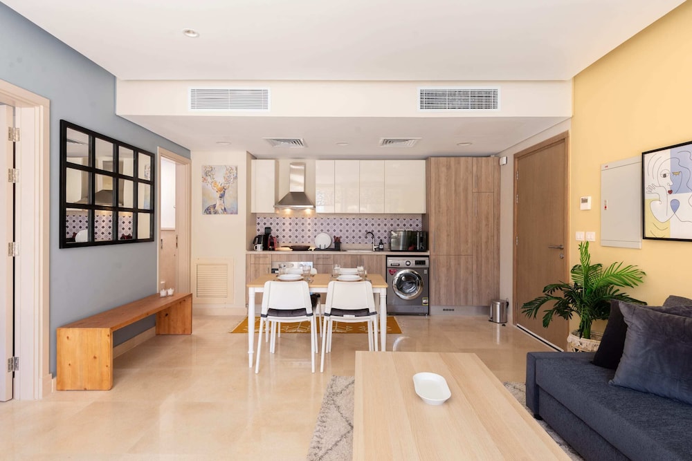 Xuru Stays I Exotic 1bdr w/ Outdoor Terrace Pool & Beach Access