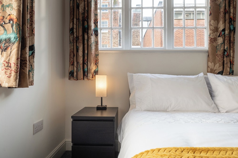 Gorgeous 1 BD in Central Cheltenham
