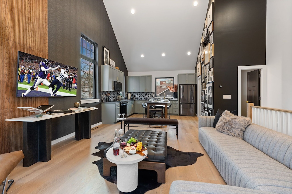 Modern Cowboy - Private Balcony - Mins To Broadway