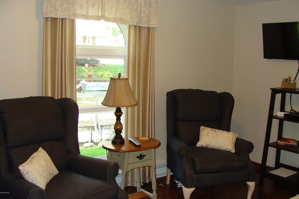 Coldwater Vacations - On Pointe Lakefront Resort - Property Image 4