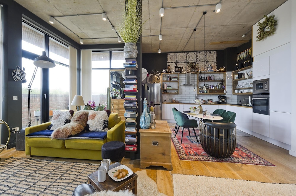 Fabulous East London Flat With Rooftop Pool by Underthedoormat